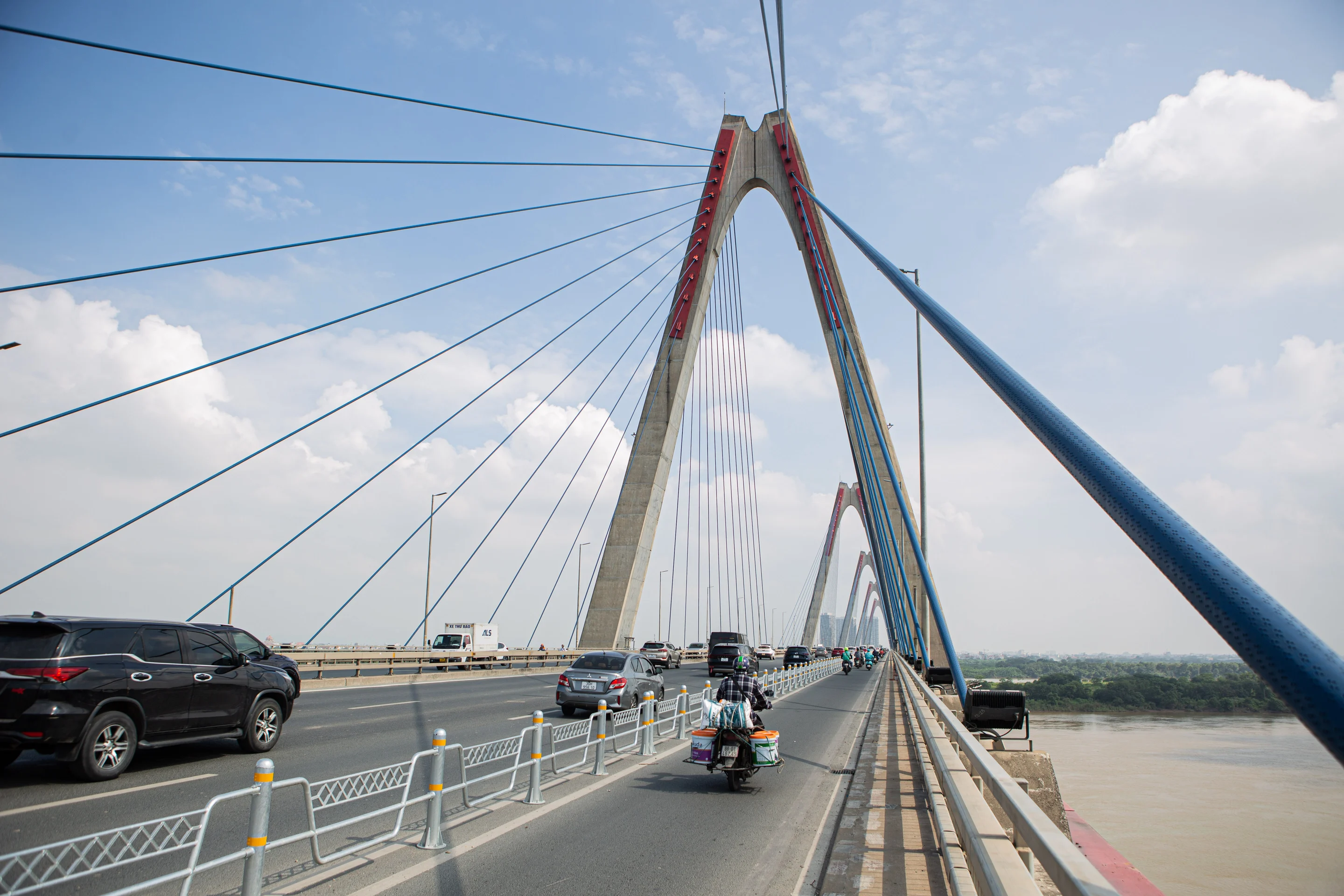 17-1758119886-giao-thong-khac-biet-tren-cau-nhat-tan-sau-khi-lap-dai-phan-cach-cung.jpg
