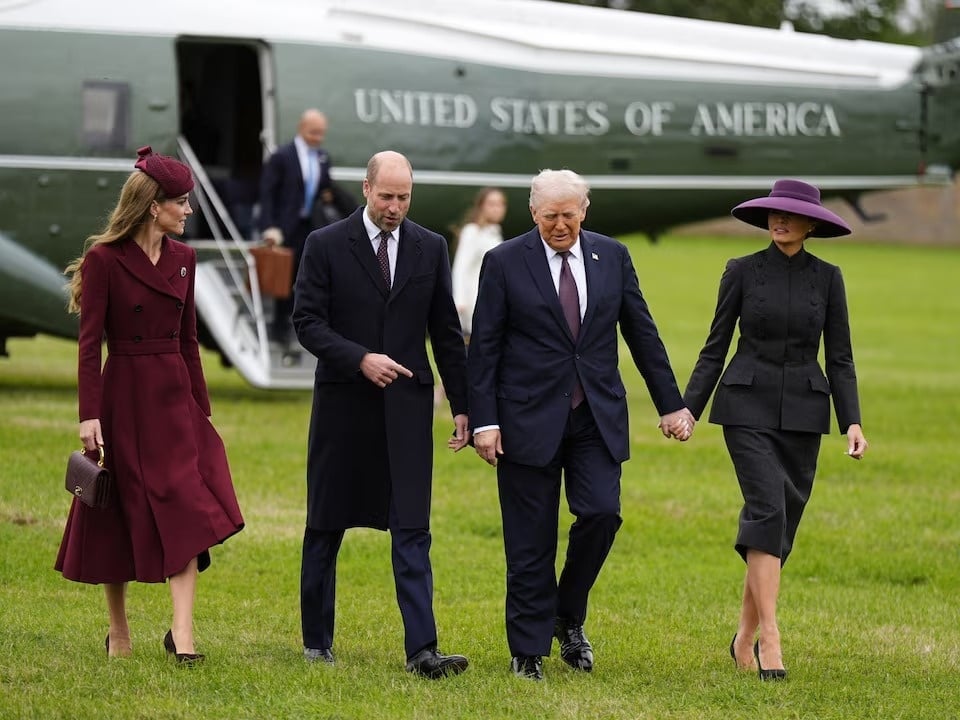 17-1758121010-ong-trump-duoc-don-tiep-trong-the-chua-tung-co-tien-le.jpg