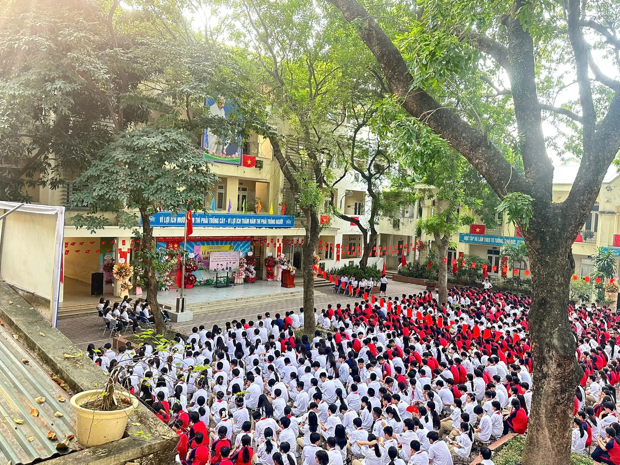 Vụ phụ huynh phải mua tivi 40 triệu đồng tặng trường ở Hà Nội: Hiệu trưởng nói sẵn sàng trả lại- Ảnh 1.