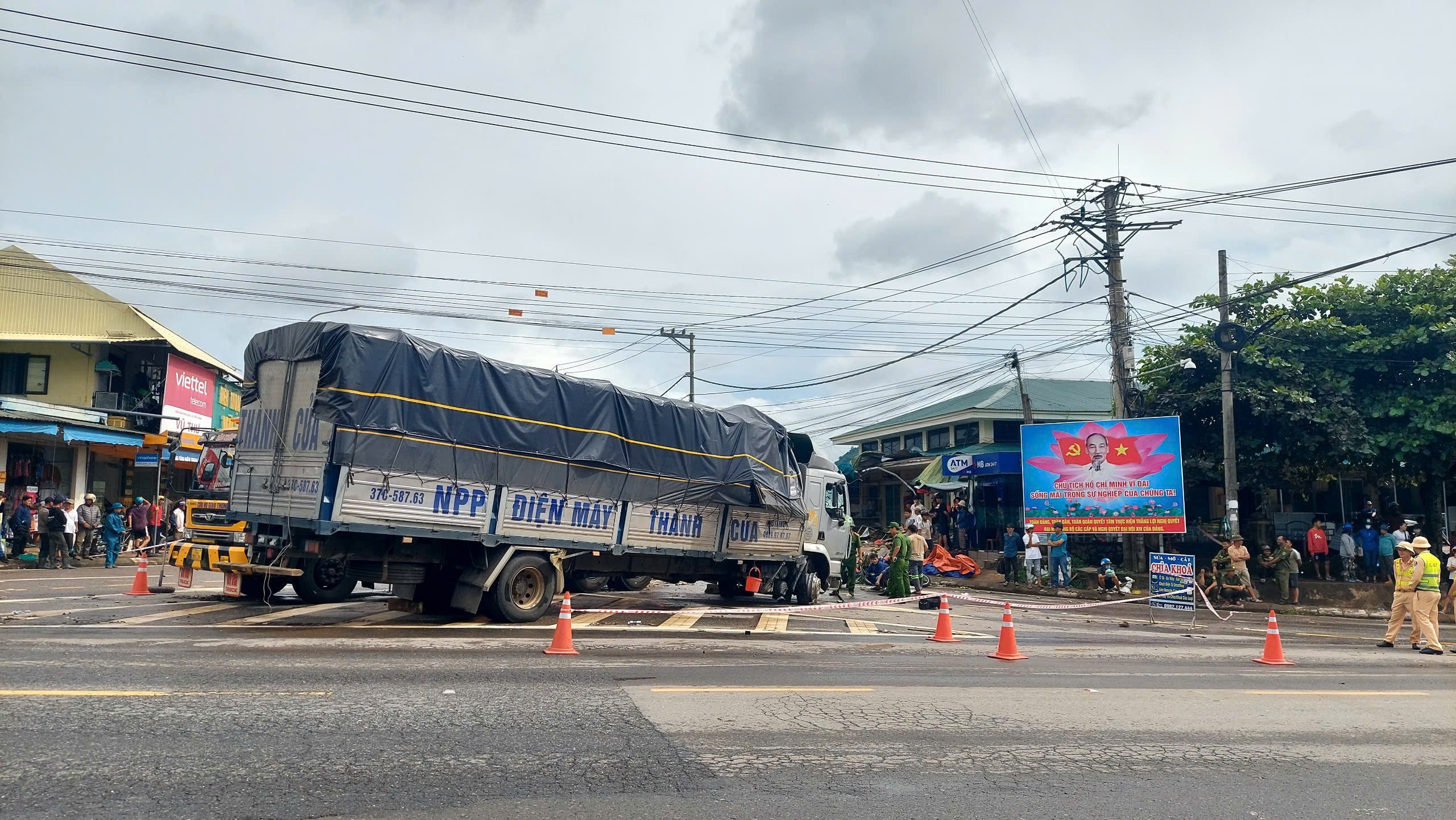 Vụ xe tải lao vào chợ: Khởi tố, bắt giam tài xế - Ảnh 1.