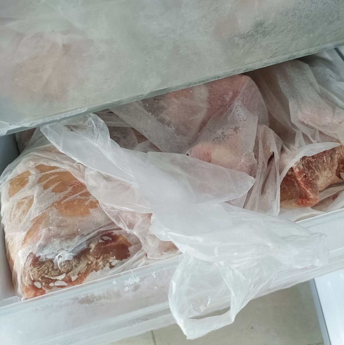Thịt nên để trong ngăn đông tủ lạnh bao lâu? Lấy ra rã đông rồi lại cất vào nhiều lần có nên tiếp tục ăn? - Ảnh 1.