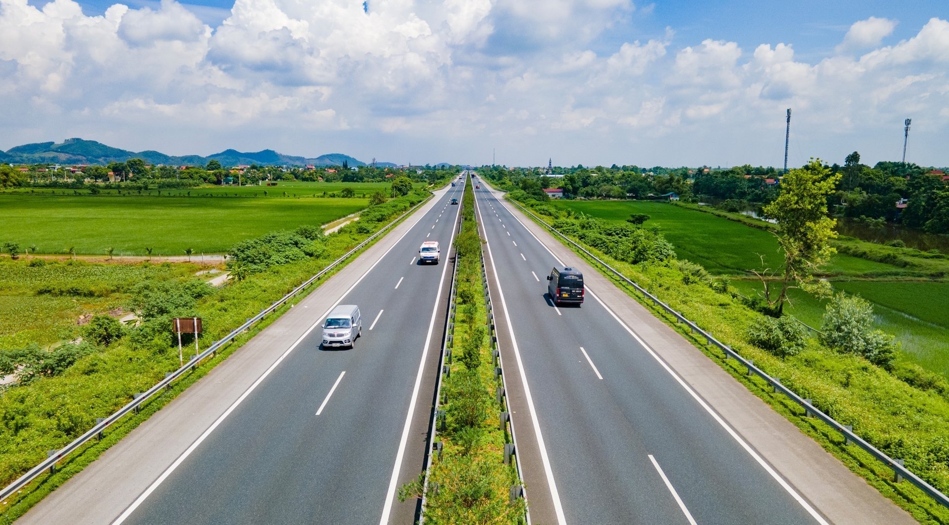 Có nên trồng cây xanh ở dải phân cách cao tốc để đảm bảo an toàn giao thông? - Ảnh 3.