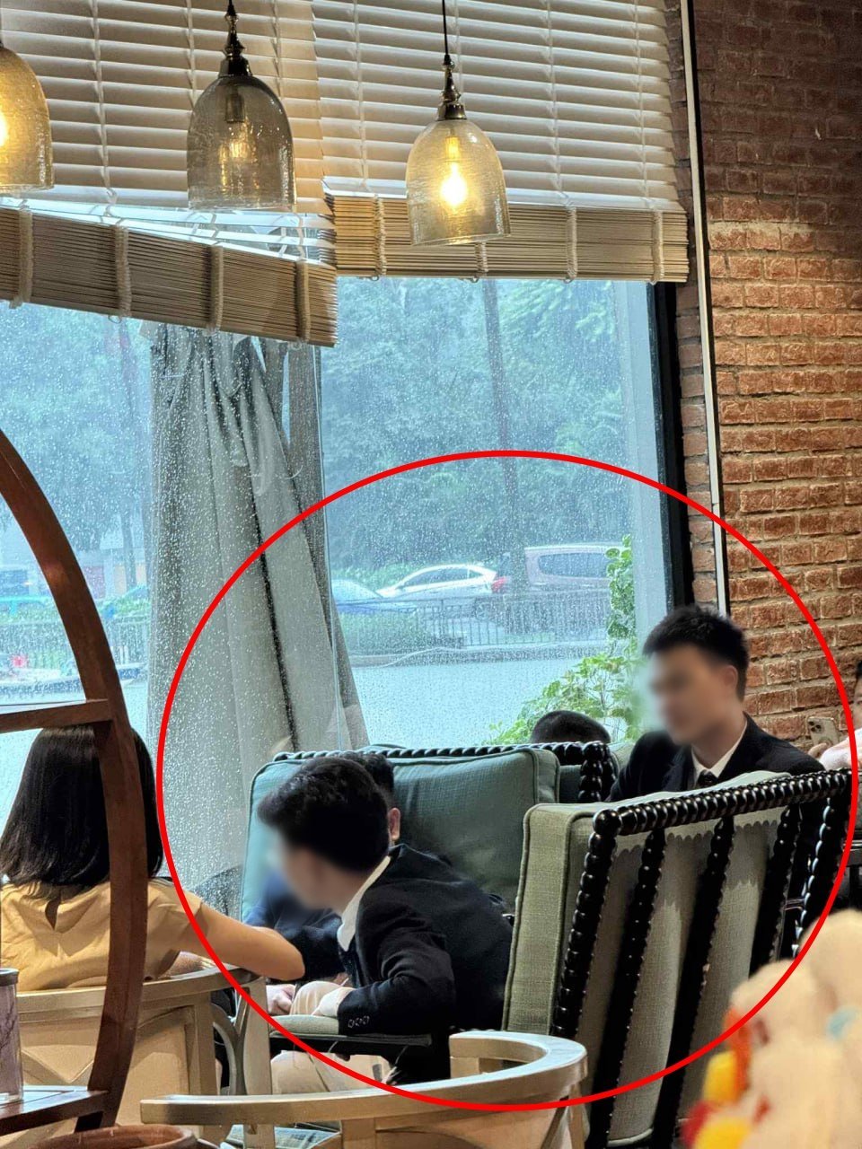 Nhân viên quán cà phê bị khách hành hung vì nhắc hút thuốc: Người trong cuộc lên tiếng, khẳng định 