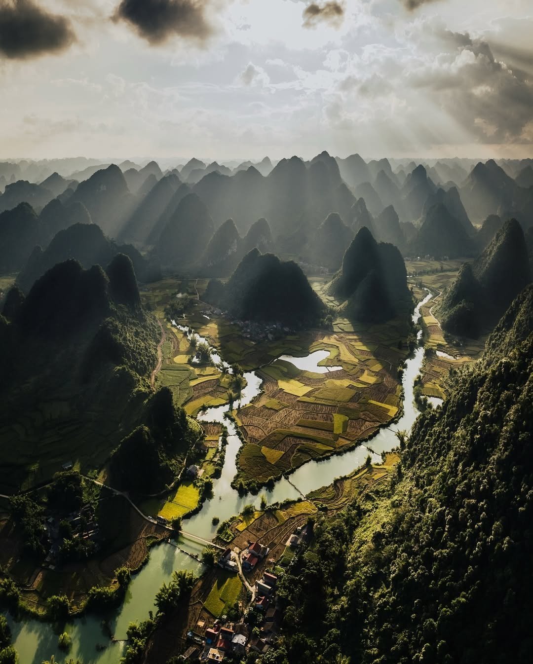 18-1758184463-canh-viet-nam-gay-choang-ngop-duoi-ong-kinh-nhiep-anh-gia-philippines.jpg