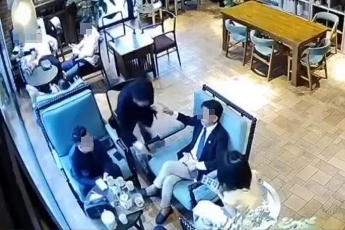danh nhan vien ca phe anh 1