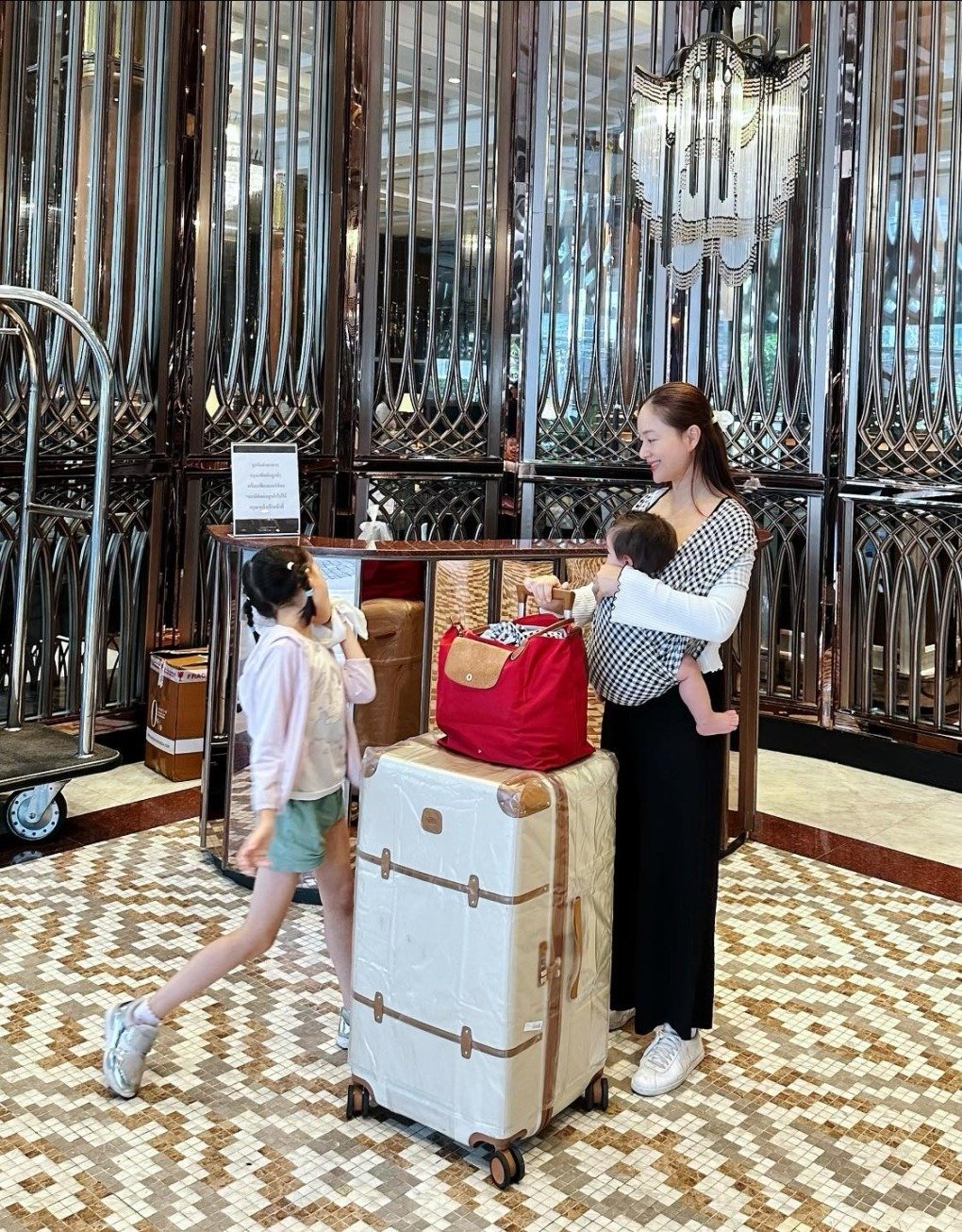 Lan Phương chi 1 tỷ/năm để nuôi con, 2 ái nữ đều học trường quốc tế, được mẹ địu đi du lịch khắp thế giới- Ảnh 5.
