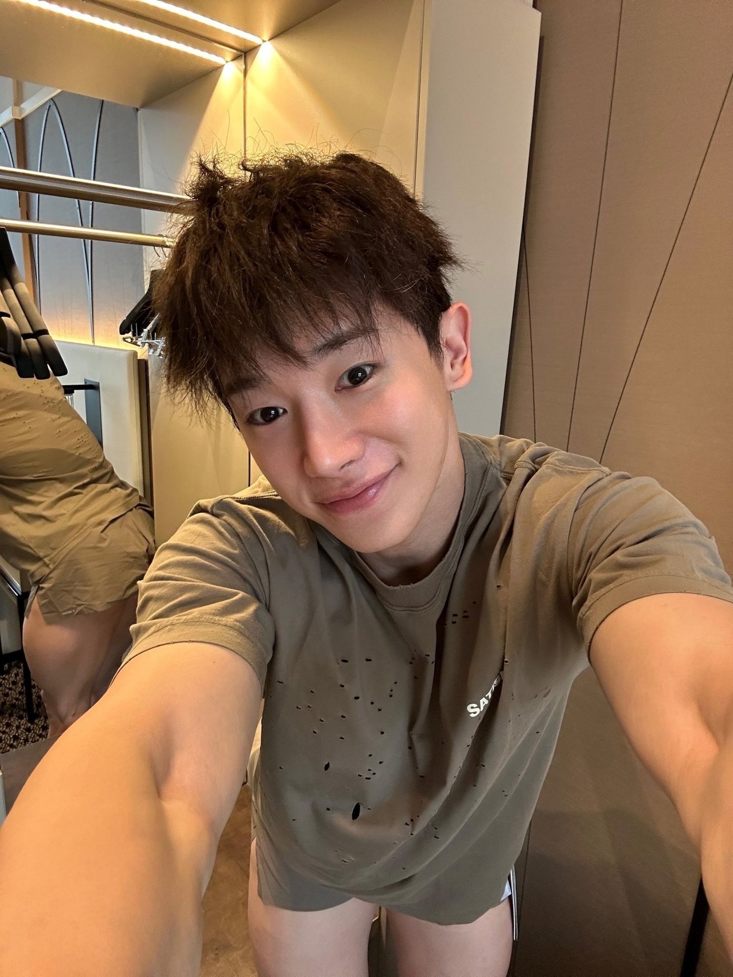Nam ca sĩ gây bão với bức ảnh selfie 2 triệu view, dân mạng sốc vì 1 thứ không phải gương mặt!- Ảnh 1.