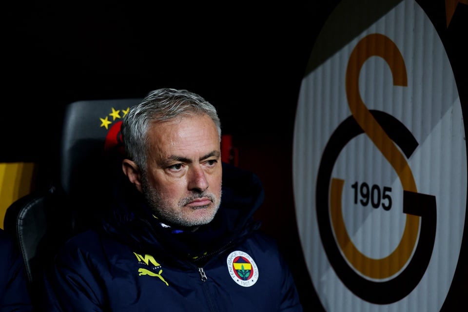 19-1758264277-vien-canh-mourinho-bi-sa-thai-chong-vanh.jpg