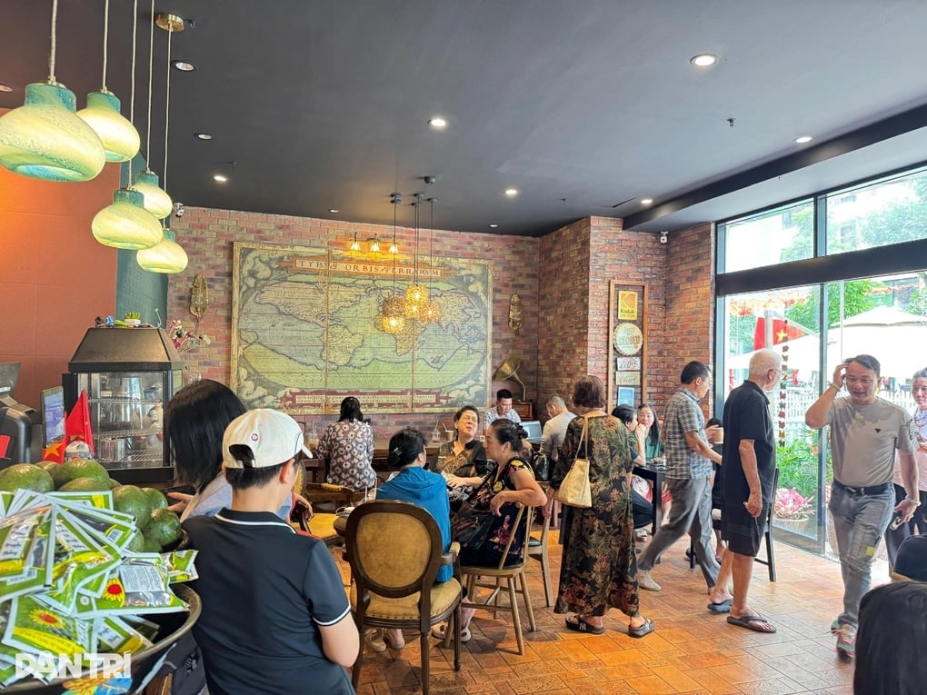 “Tổng tài” bịt khẩu trang đến quán cà phê xin lỗi: Tôi mất ngủ cả đêm - 1