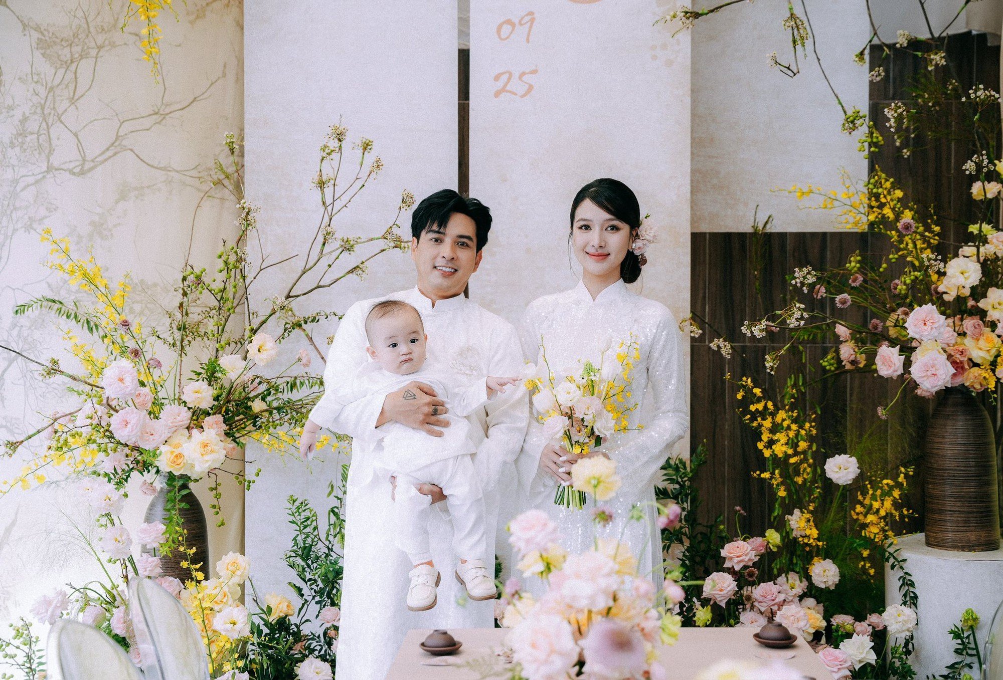 Hôn lễ Hồ Quang Hiếu sáng nay: Visual cô dâu quá xinh, cặp đôi làm 1 điều chưa từng có trong tiền lệ Vbiz!- Ảnh 4.