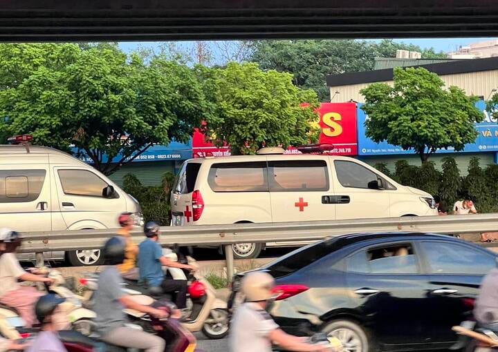 Thi thể được phát hiện trong tình trạng đang phân huỷ dưới chân đường Vành đai 3 trên cao.