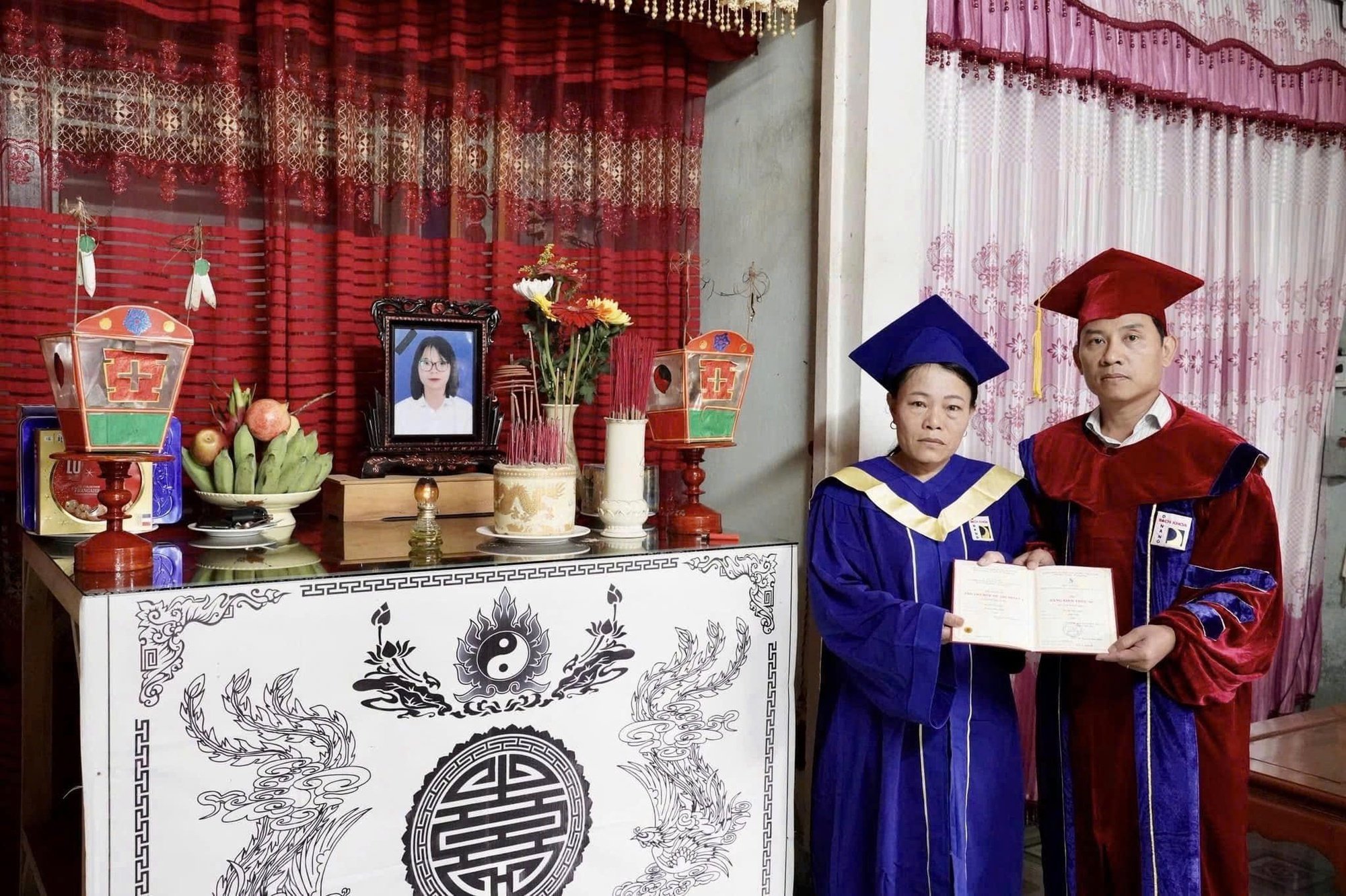 Bức ảnh đặc biệt bên di ảnh của nữ sinh viên sinh năm 2000- Ảnh 1.