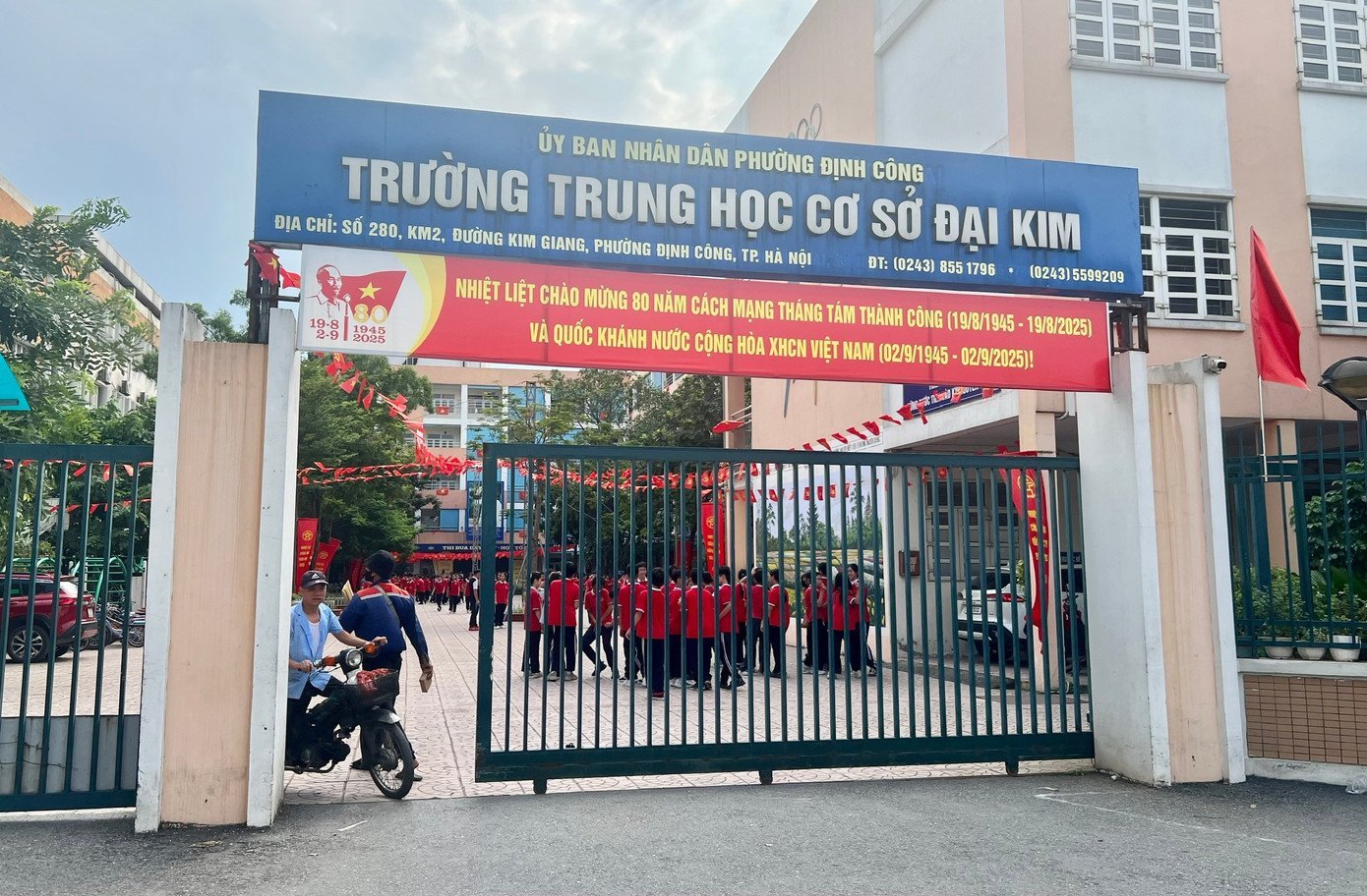 Nam sinh túm tóc, ghìm đầu cô giáo: Vì sao học sinh không can ngăn?- Ảnh 1.