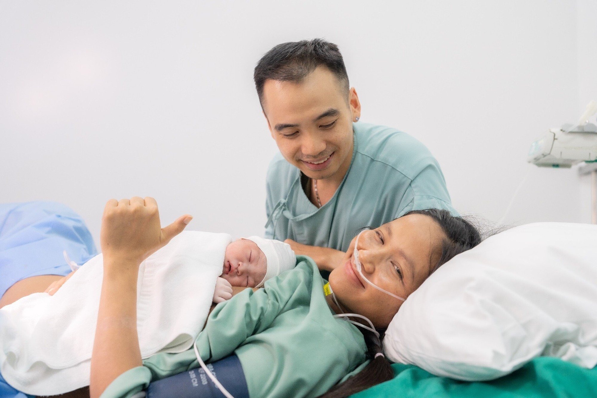 Hoa hậu H'Hen Niê sinh con đầu lòng: Chồng nhiếp ảnh gia khóc khi vợ "vượt cạn", em bé chào đời trông cực yêu - Ảnh 4.