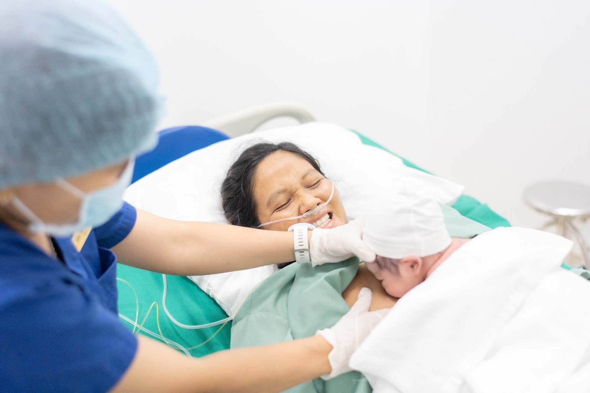 Hoa hậu H'Hen Niê sinh con đầu lòng: Chồng nhiếp ảnh gia khóc khi vợ "vượt cạn", em bé chào đời trông cực yêu - Ảnh 5.