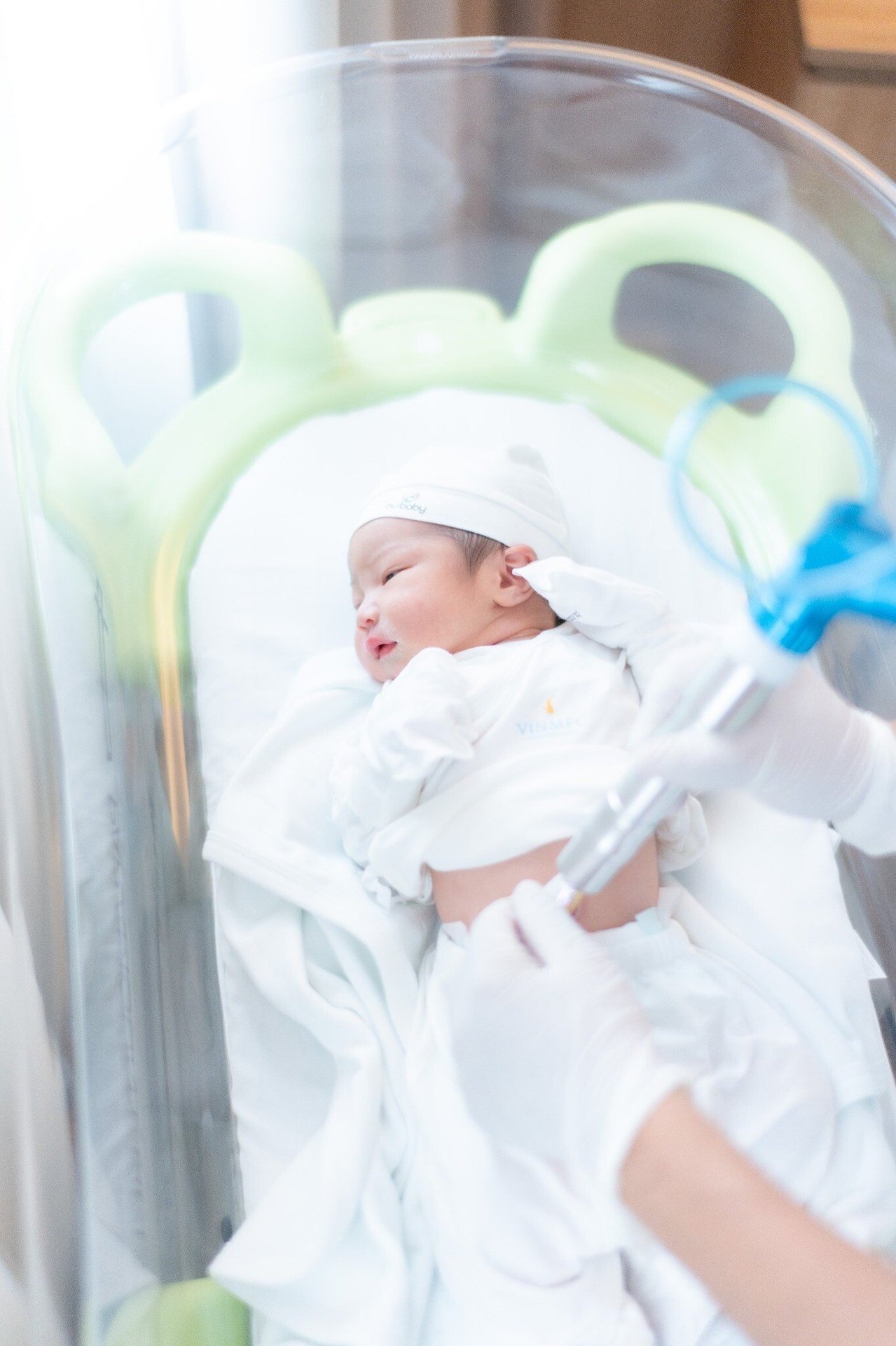 Hoa hậu H'Hen Niê sinh con đầu lòng: Chồng nhiếp ảnh gia khóc khi vợ "vượt cạn", em bé chào đời trông cực yêu - Ảnh 6.