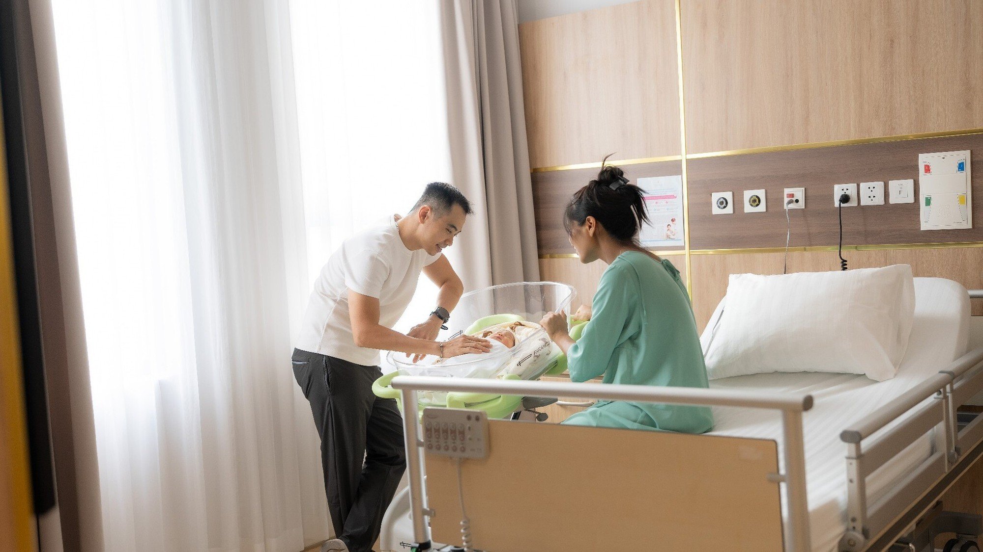 Hoa hậu H'Hen Niê sinh con đầu lòng: Chồng nhiếp ảnh gia khóc khi vợ "vượt cạn", em bé chào đời trông cực yêu - Ảnh 7.