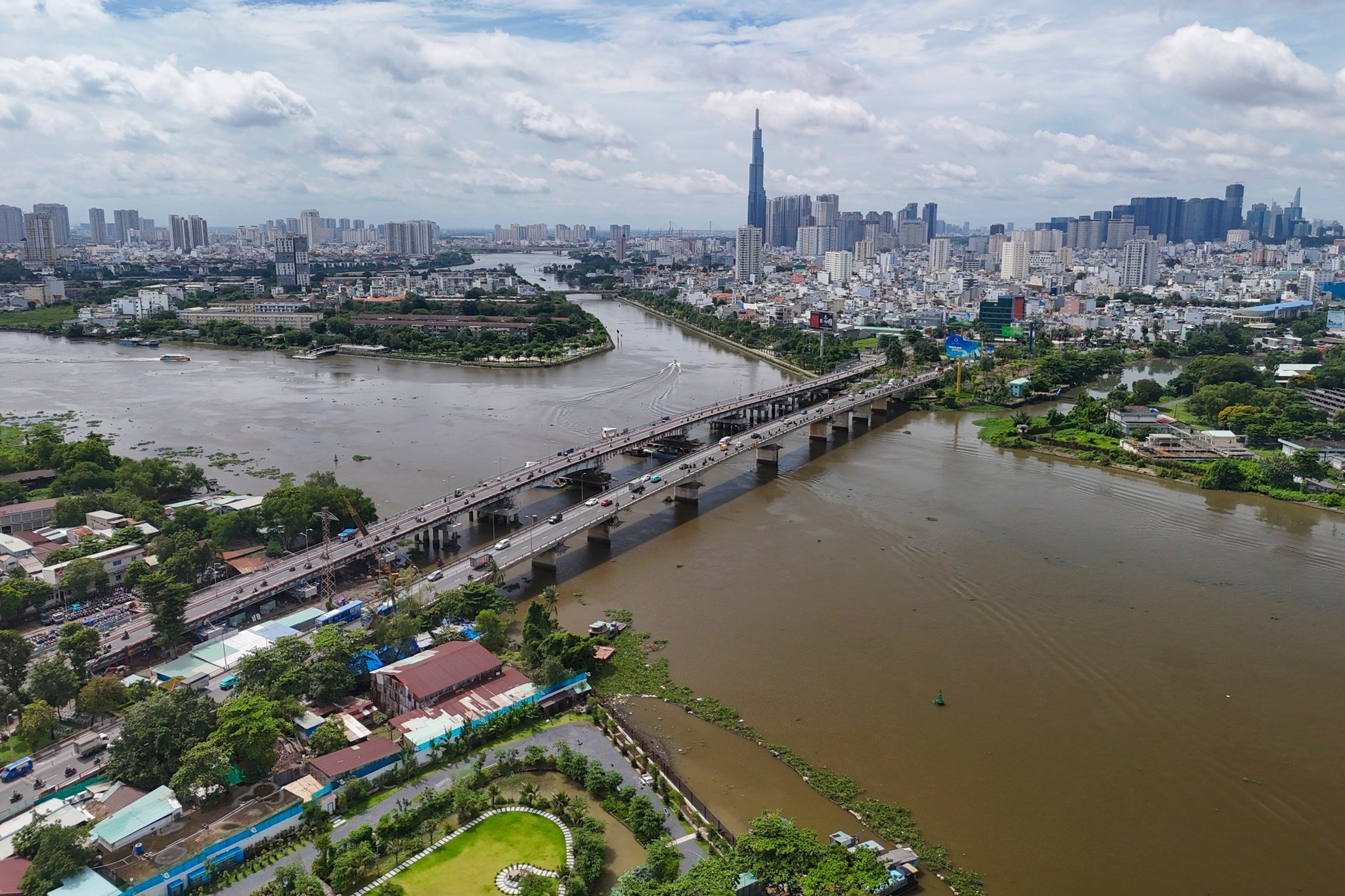 20-1758335001-cau-11000-tan-cua-ngo-tphcm-duoc-ky-su-viet-nang-bang-kich-thuy-luc.jpg
