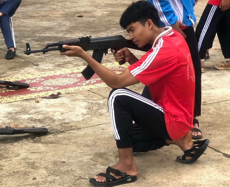 Cặp song sinh tình nguyện nhập ngũ 2.jpg