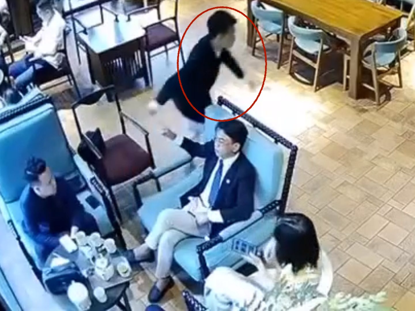 Kết quả chẩn đoán thương tích của nạn nhân bị khách đánh trong quán cafe: 10-14 ngày vết thương mới lành- Ảnh 2.