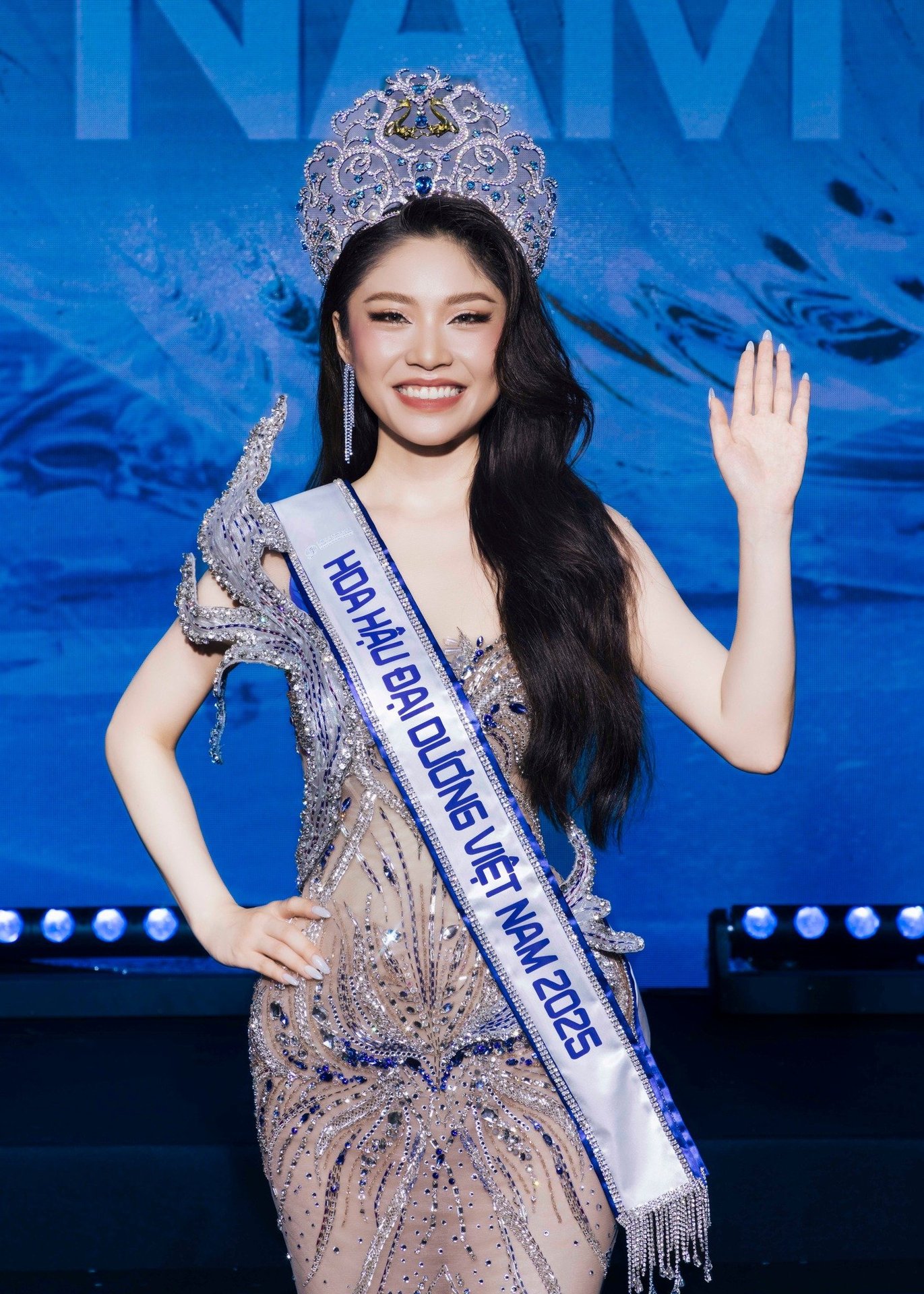 Bó hoa héo tặng Hoa hậu Đại dương gây phẫn nộ, chủ tịch cuộc thi lên tiếng- Ảnh 1.