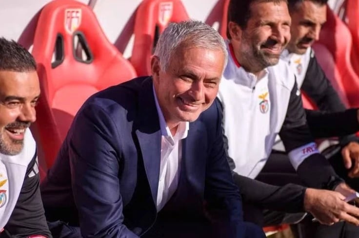 21-1758412505-jose-mourinho-tai-xuat-tung-bung.jpg