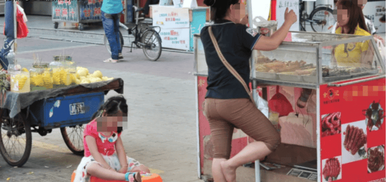 Nhìn thấy hai mẹ con ở quầy hàng ăn, tôi chợt hiểu tại sao có những đứa trẻ cả đời không thể trở nên giàu có- Ảnh 1.