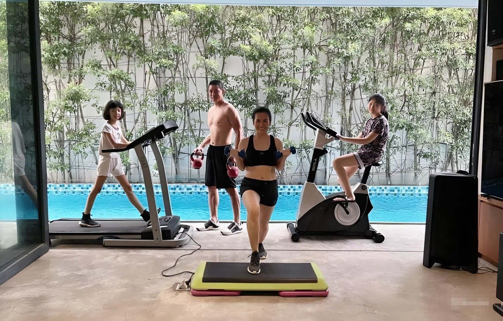 Nam nghệ sĩ cưới đại gia hơn 4 tuổi, U50 nhan sắc gây tiếc nuối, rời showbiz, ở biệt thự TP.HCM xa hoa - Ảnh 7.