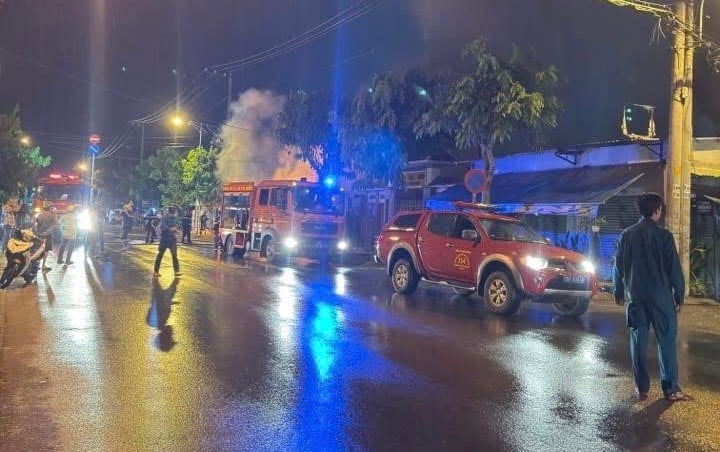 Cháy chợ Xuân Thới Sơn, TP HCM gây thiệt hại lớn vào nửa đêm - Ảnh 2.