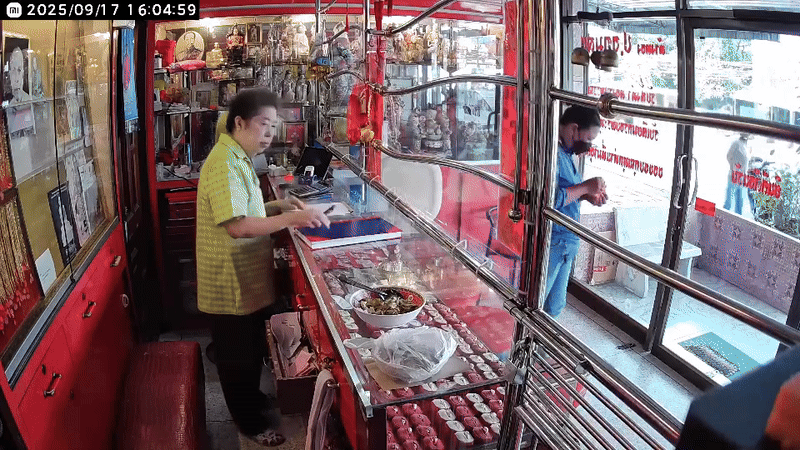 Đến tiệm vàng thì gặp cướp, người phụ nữ bất ngờ trở thành con tin, video hiện trường gay cấn như phim - Ảnh 1.