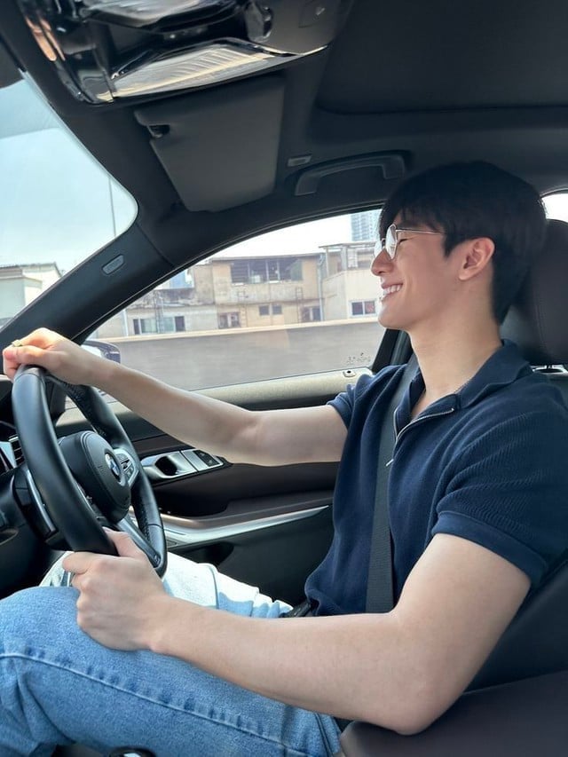 Tân sinh viên lái BMW giá 3 tỷ trong ngày đầu đi học, nhìn xuống chân thấy một thứ