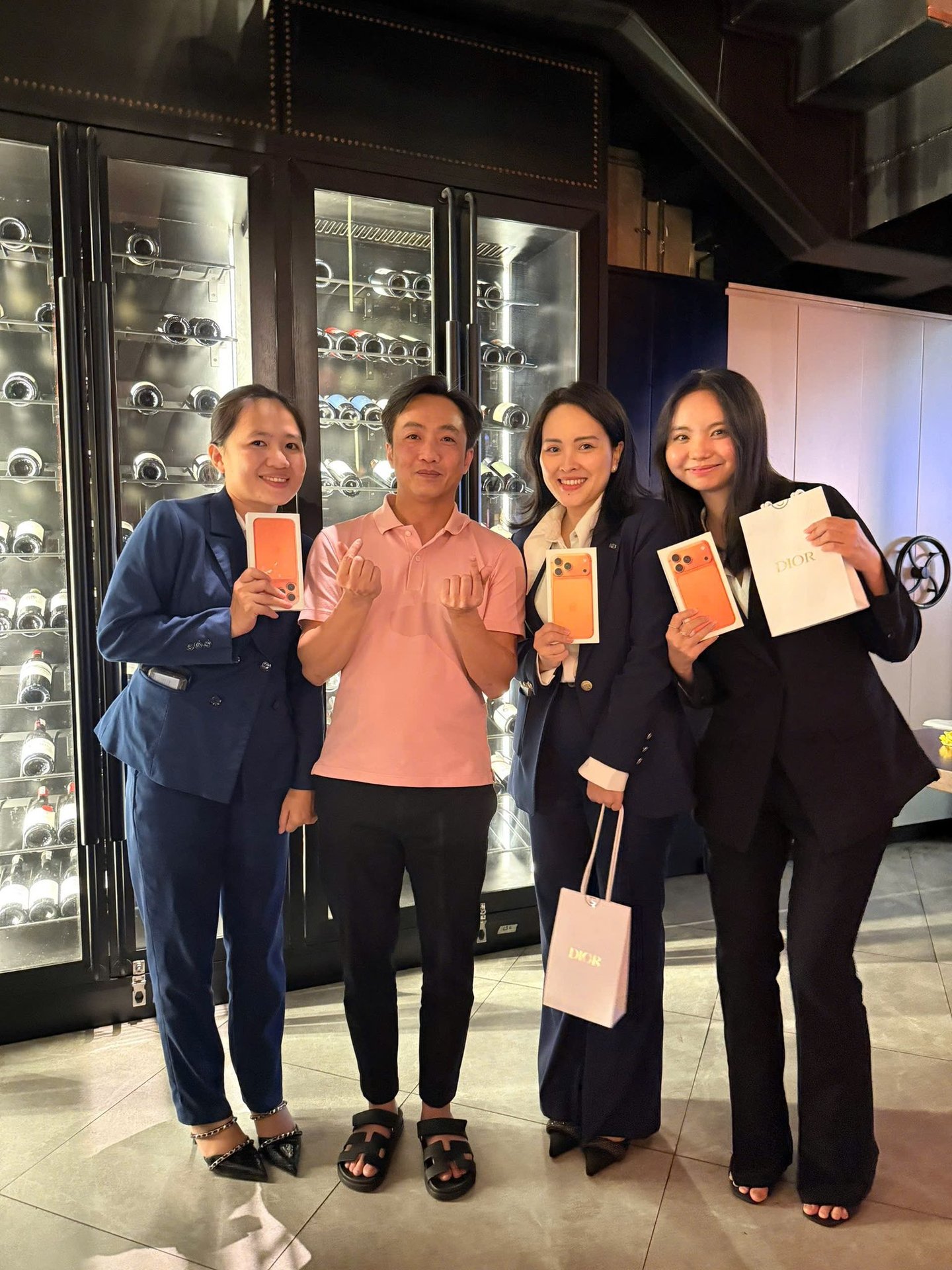 Phó tổng Đỗ Quang Vinh choáng vì iPhone 17 Pro Max: