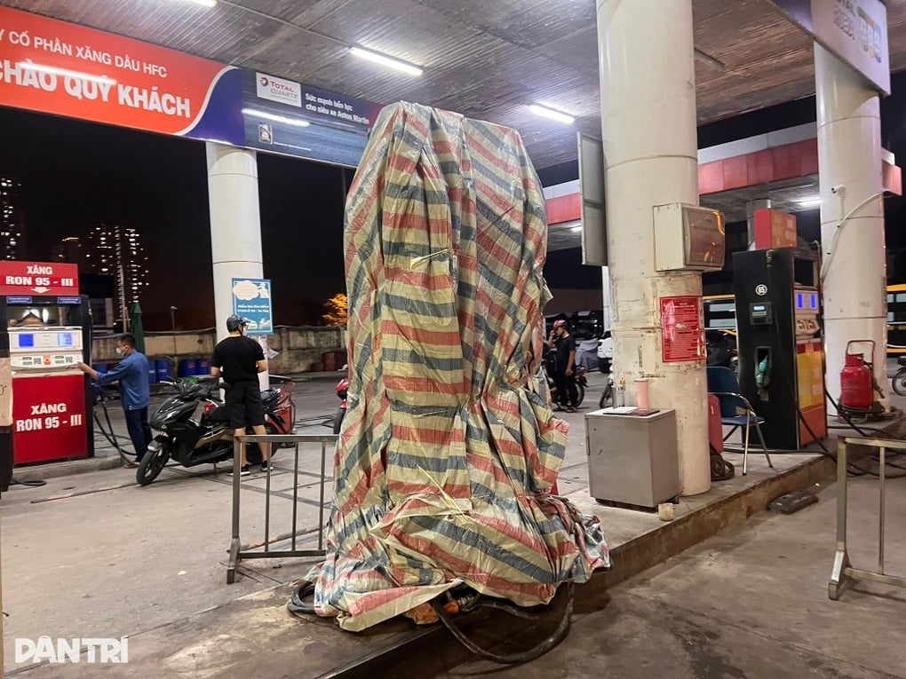 Ô tô lùi đổ trụ xăng ở Hà Nội: Nhân viên kể phút thoát khỏi ngọn lửa dữ dội - 2
