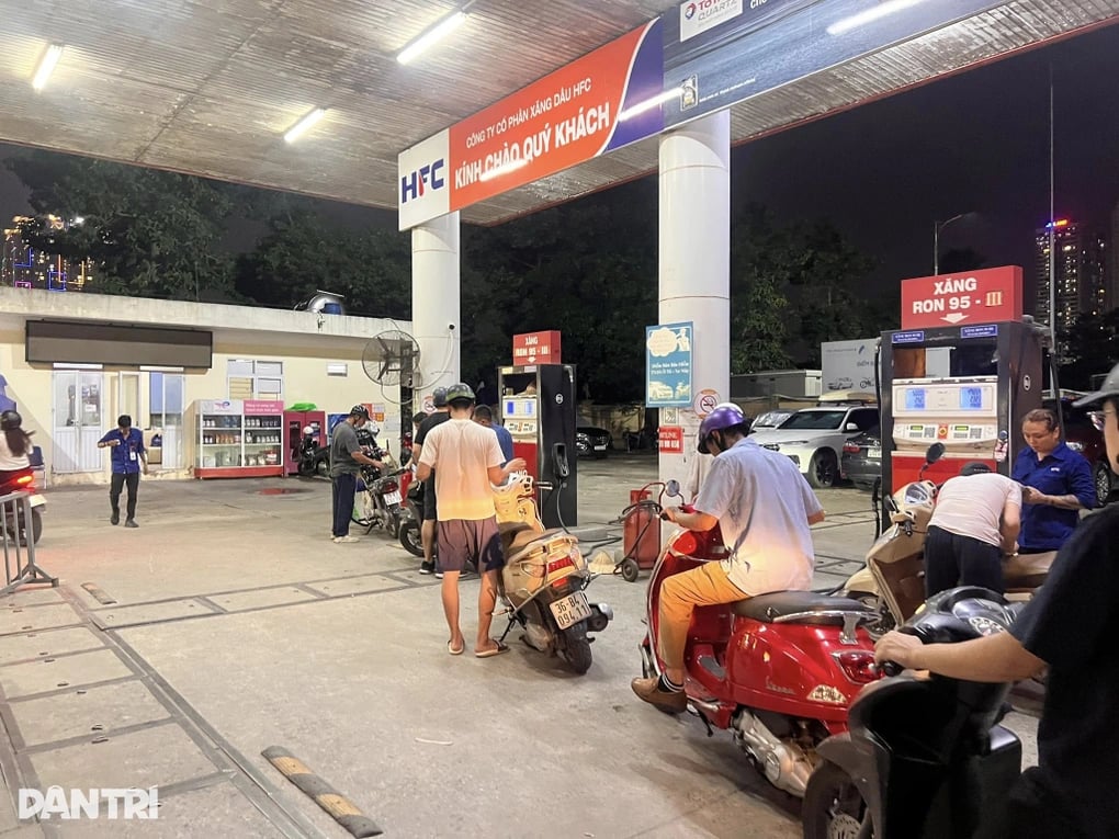 Ô tô lùi đổ trụ xăng ở Hà Nội: Nhân viên kể phút thoát khỏi ngọn lửa dữ dội - 3