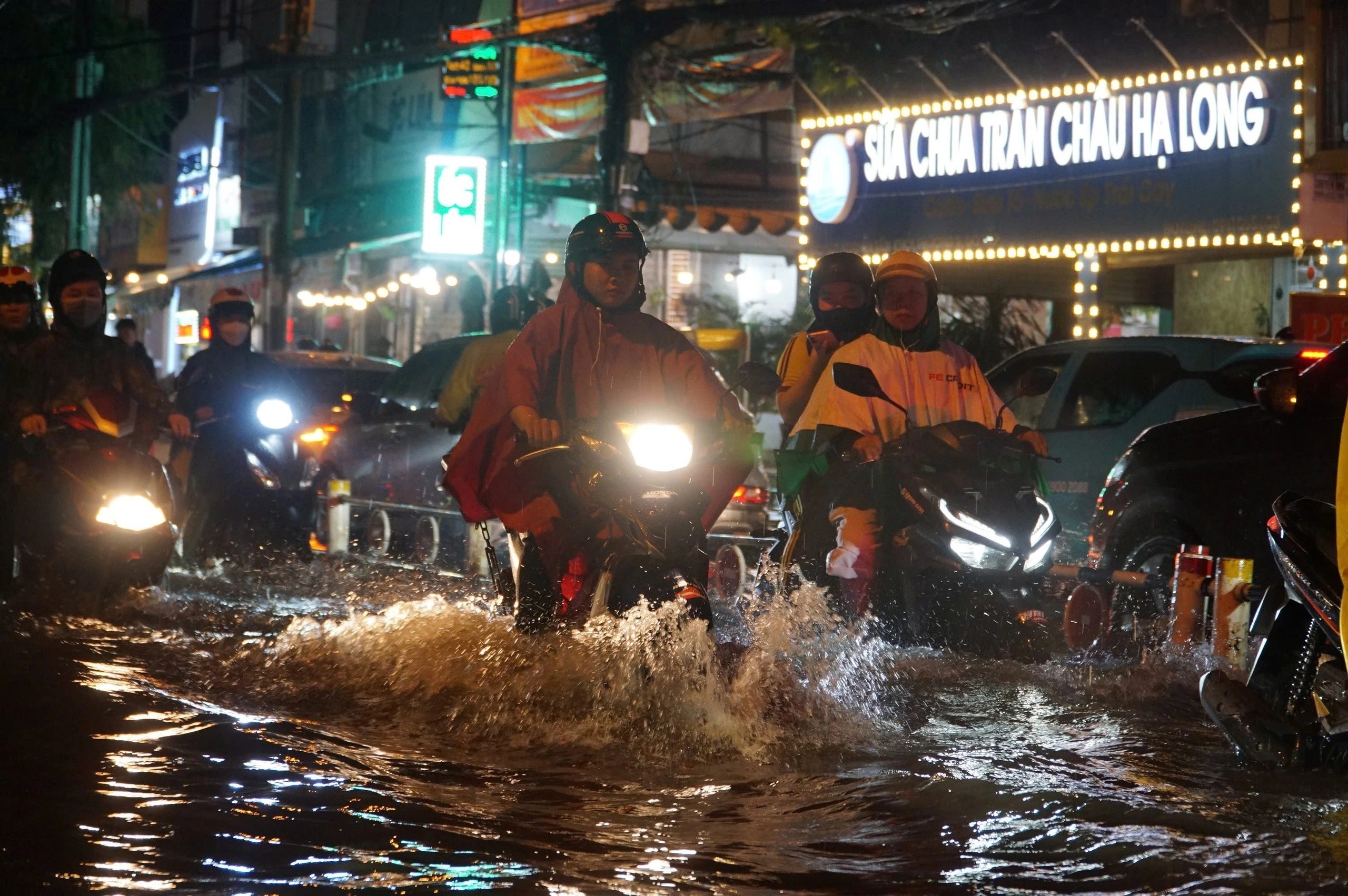 Đuôi siêu bão Ragasa quét lên Nam bộ, cảnh báo mưa lớn kết hợp triều cường - Ảnh 2.