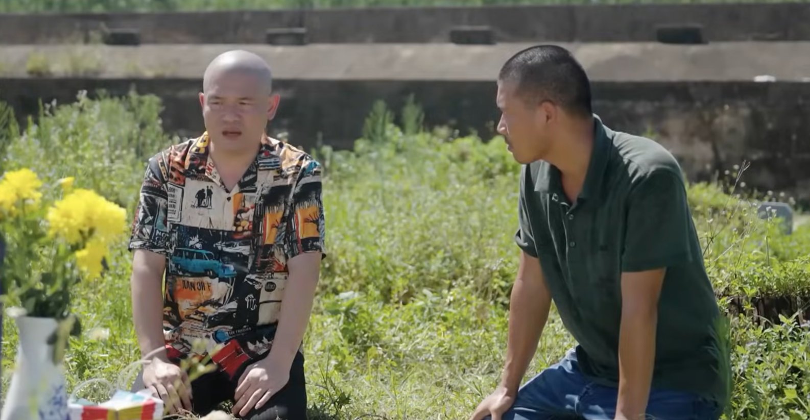 'Có anh, nơi ấy bình yên' tập 30: Chủ tịch xã Thứ hoang mang khi nhà báo nhắc tới sai phạm mỏ đá - Ảnh 1.