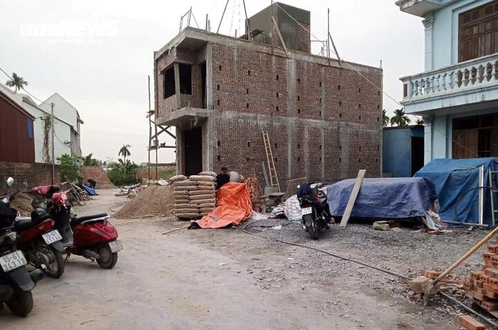 Bất chấp việc bị yêu cầu dừng, ông Hữu vẫn cố tình cho thợ hoàn thiện căn nhà.
