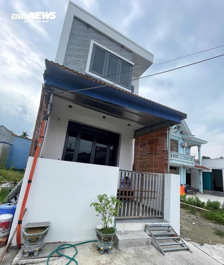 Gia đình ông Hữu hiện vẫn đang ở trong căn nhà được xây trên phần đất của gia đình bà Loan.
