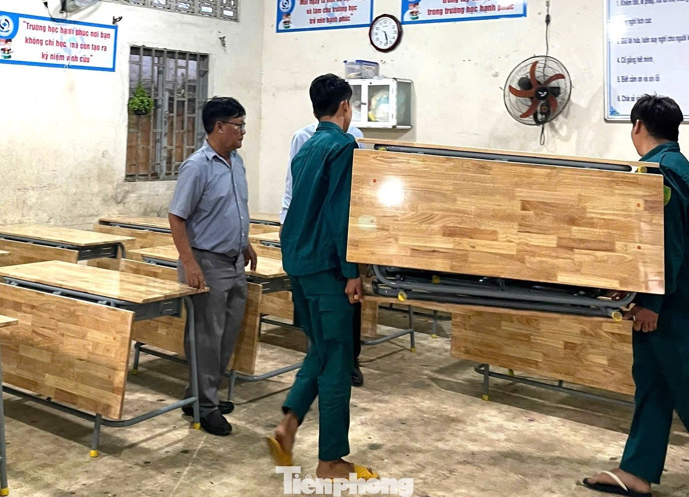Hối hả thay bàn ghế mới sau