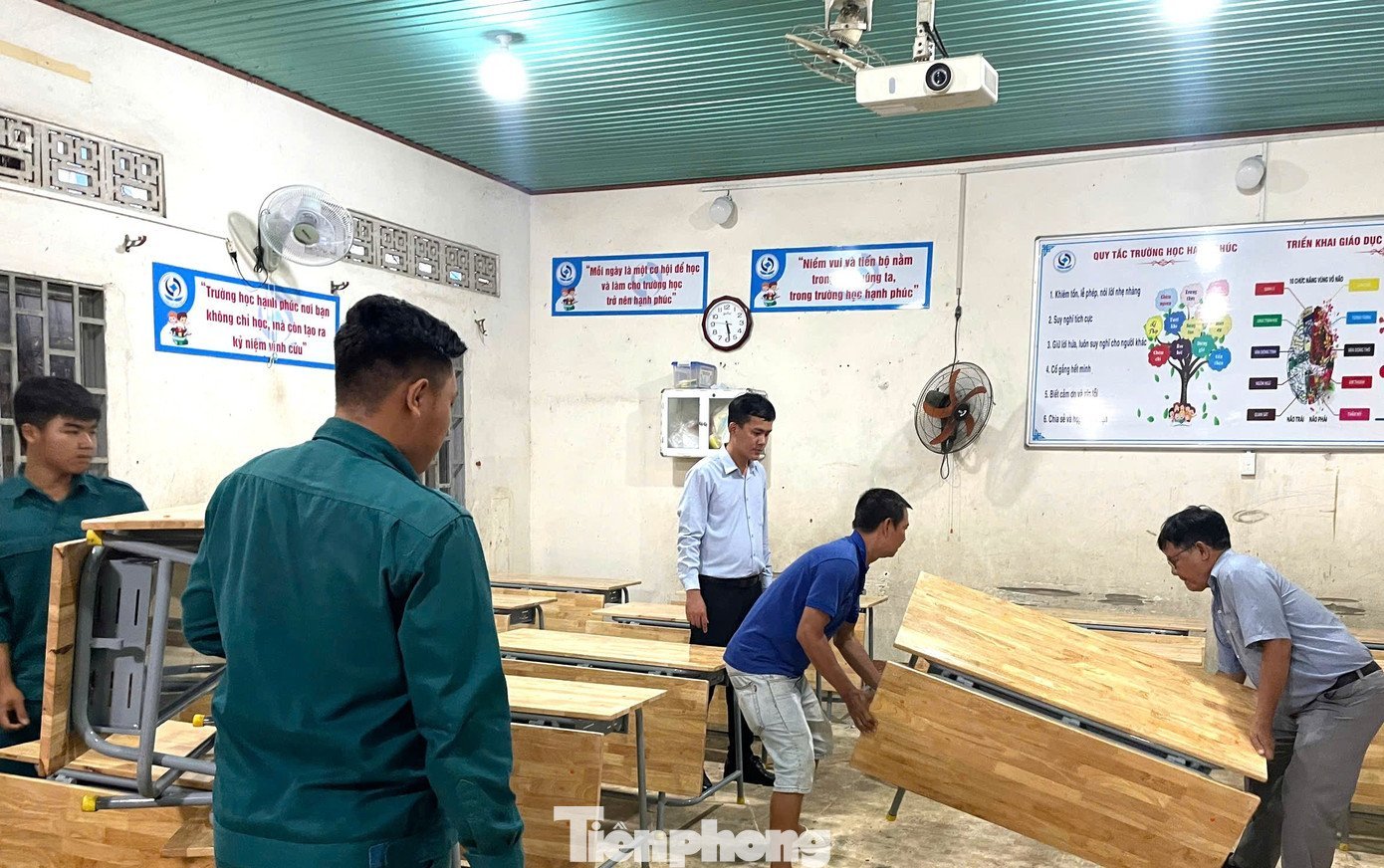 Hối hả thay bàn ghế mới sau