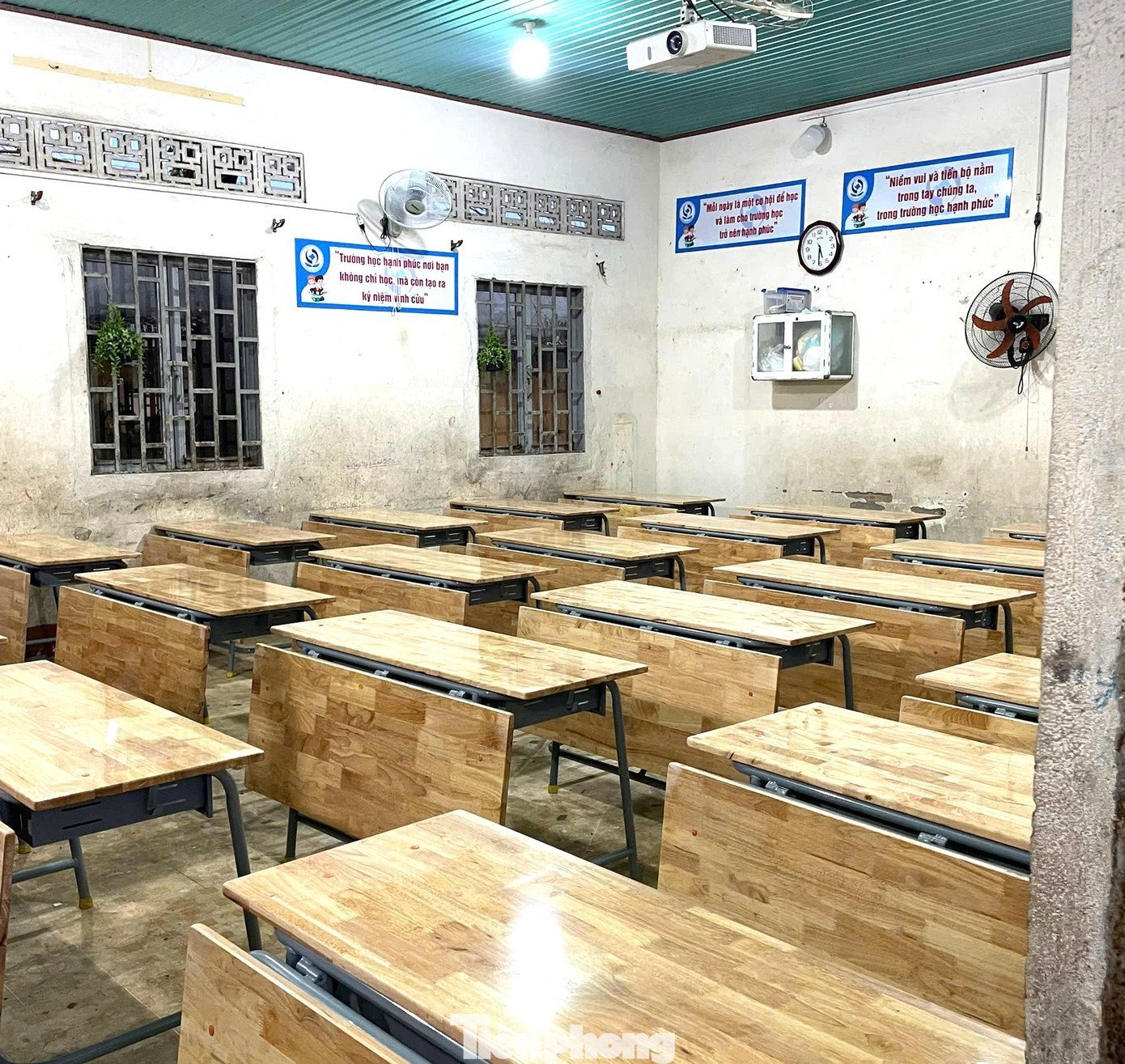Hối hả thay bàn ghế mới sau