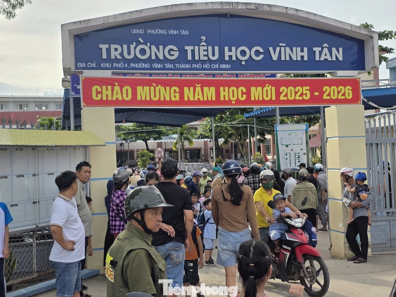 Hối hả thay bàn ghế mới sau