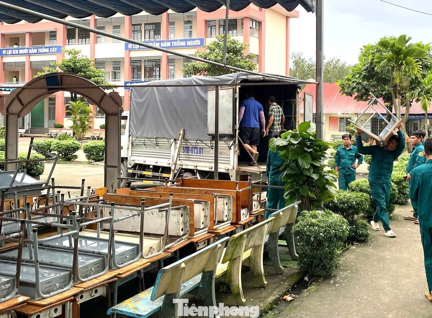 Hối hả thay bàn ghế mới sau