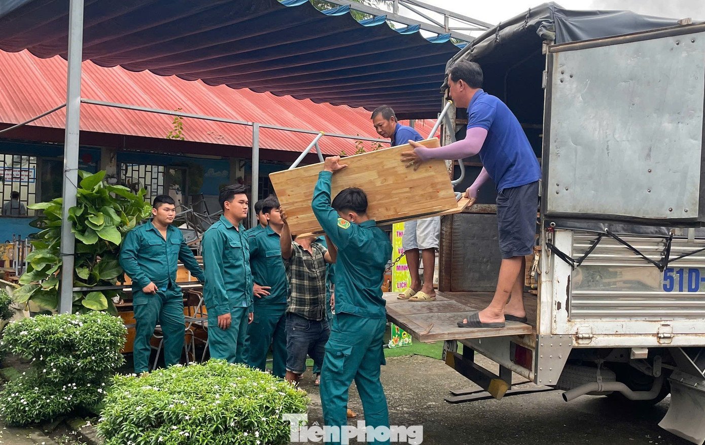 Hối hả thay bàn ghế mới sau
