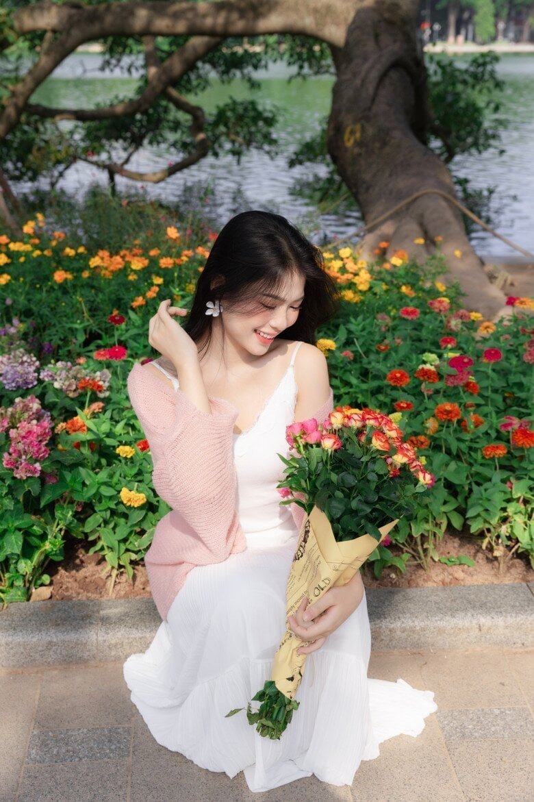 Trời xanh trong cùng chút nắng dịu dàng khiến góc Hồ Gươm càng trở nên xinh đẹp như trời Âu (Ảnh: Chiến Hữu Nguyễn)