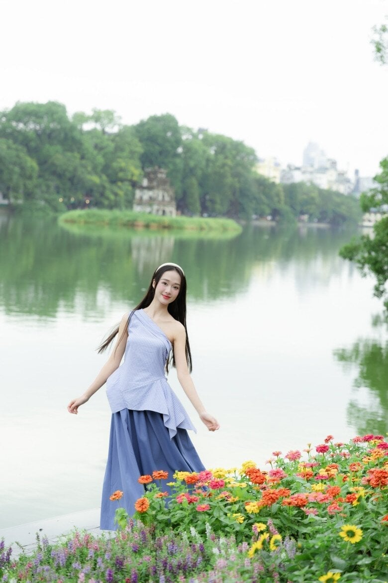 Khắp nơi trên mạng xã hội, các nàng thơ đều thích thú chia sẻ hình ảnh tuyệt vời bên Hồ Gươm (Ảnh: Chiến Hữu Nguyễn)