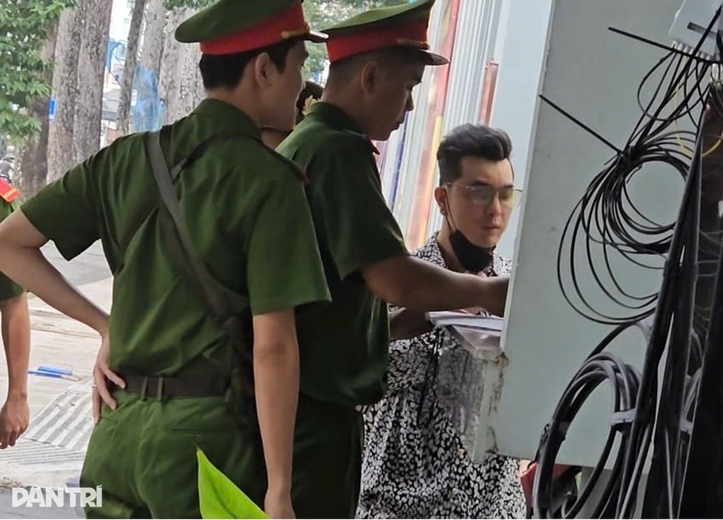 23-1758594883-ung-hoang-phuc-den-tru-so-cong-an-tphcm-lam-viec-ve-mv-nghi-quang-cao-web-ca-do.webp