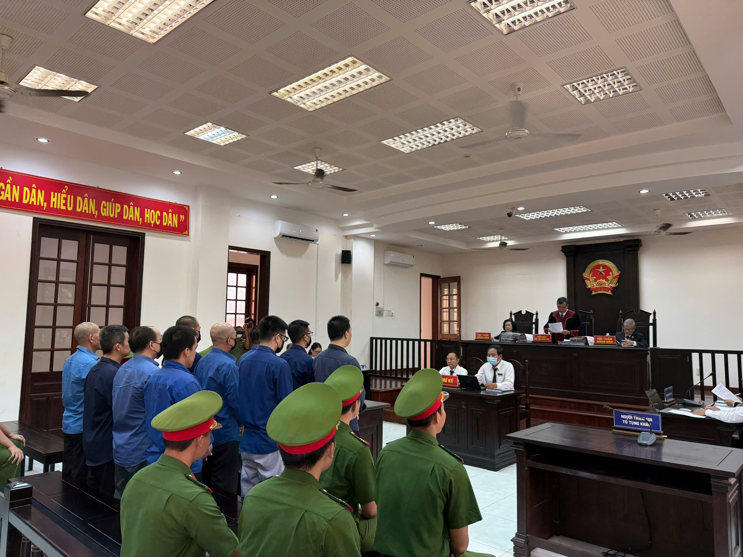 Hình ảnh áp giải Bình “kiểm” đến tòa sáng nay- Ảnh 4.