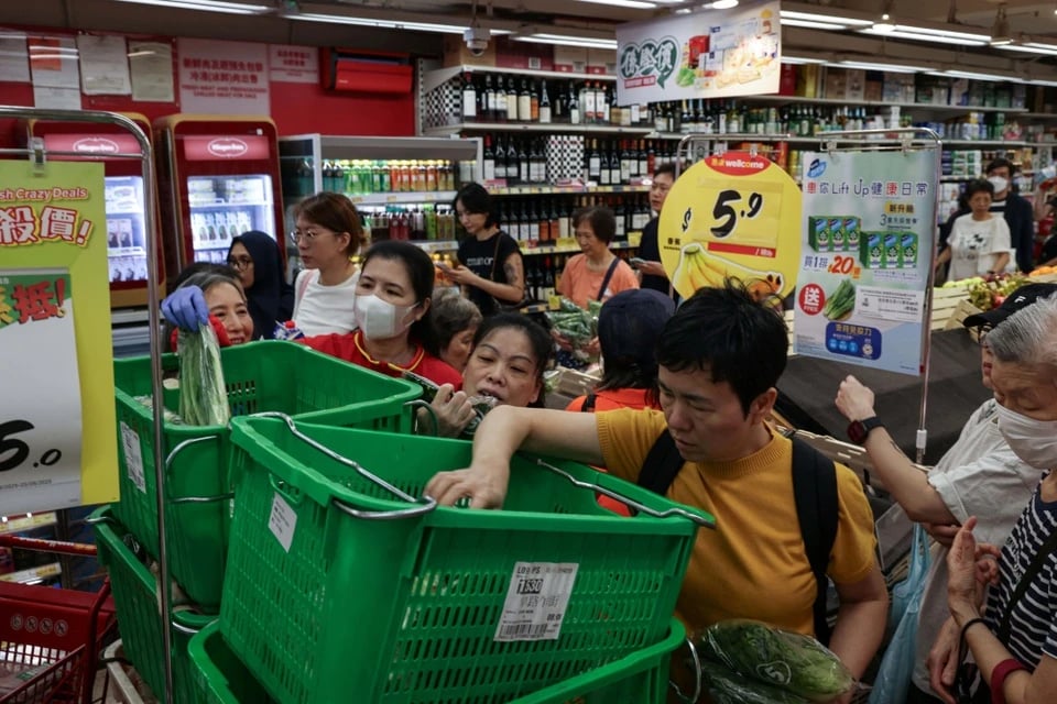 23-1758598450-hong-kong-chay-hang-sieu-thi-gia-rau-tang-gap-3-vi-bao-ragasa.jpg