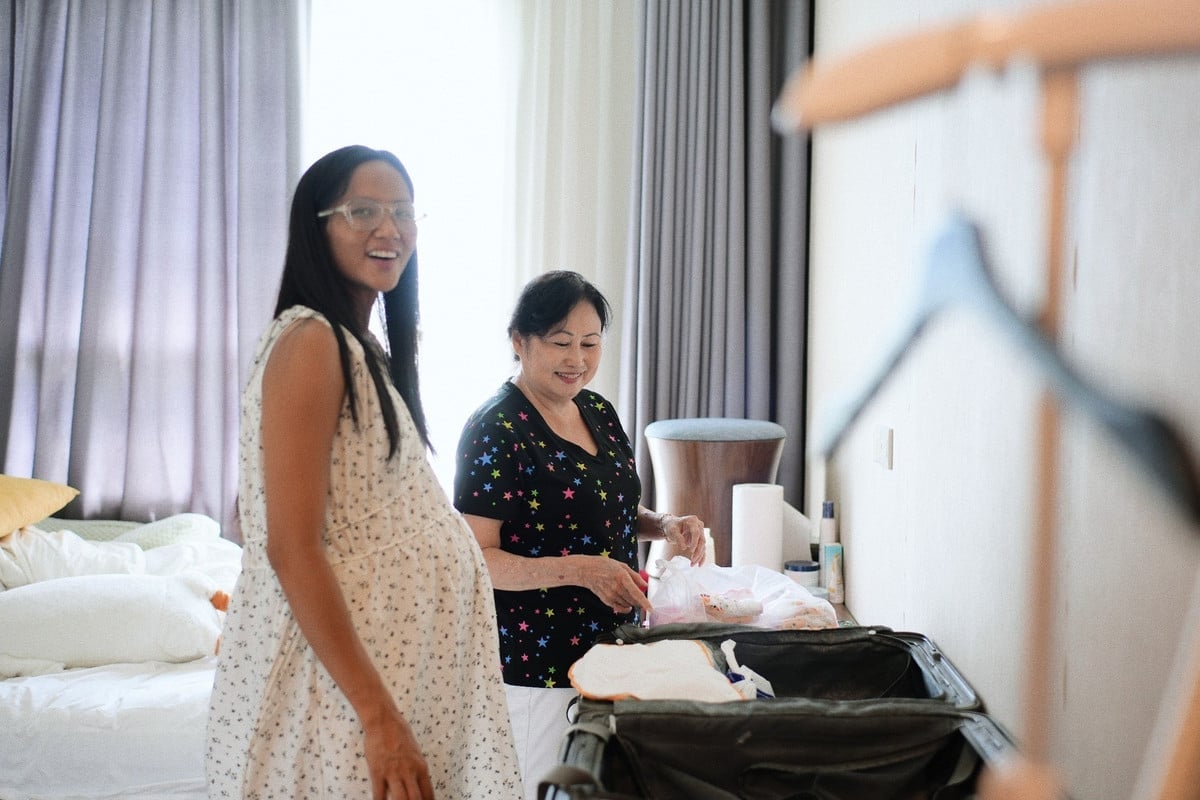 Mẹ chồng H'hen Niê giúp nàng hậu soạn đồ trước khi sinh. Ảnh: FB Tuấn Khôi.
